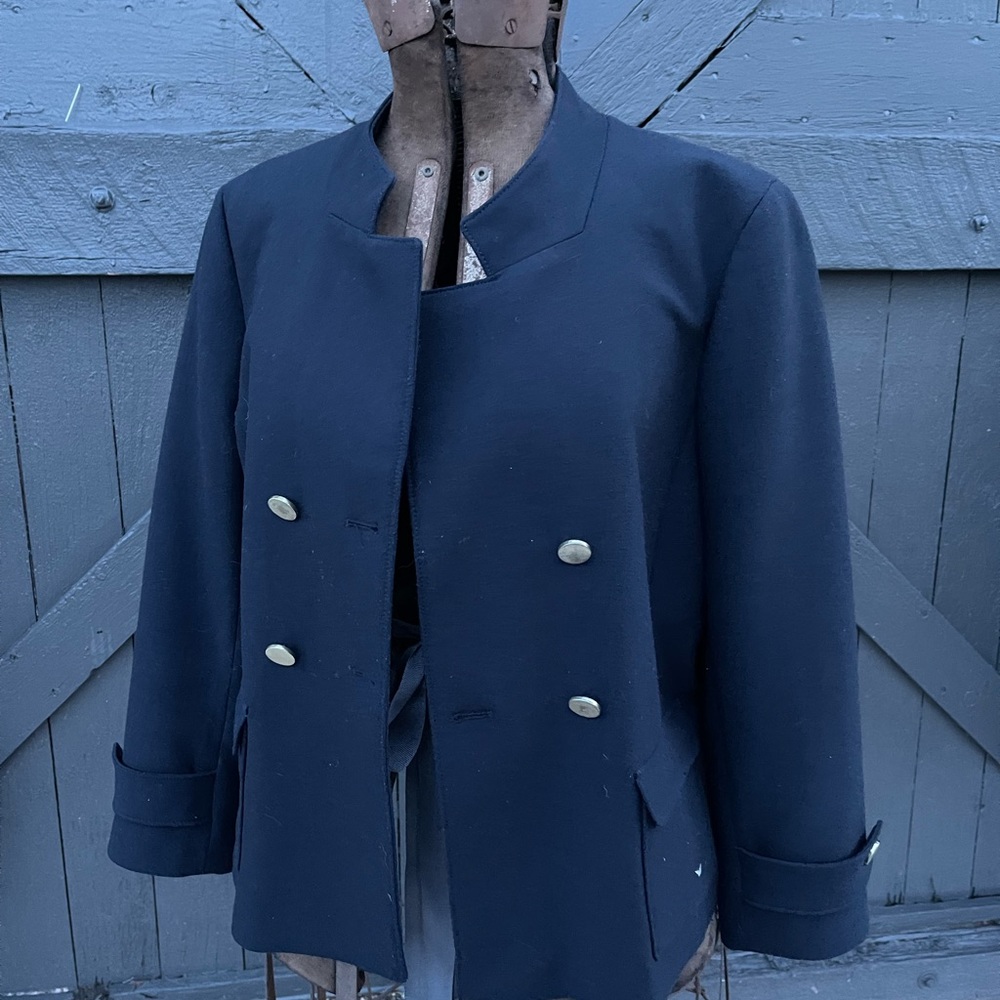 Navy blazer never worn. Sharp details, modern cut collar.